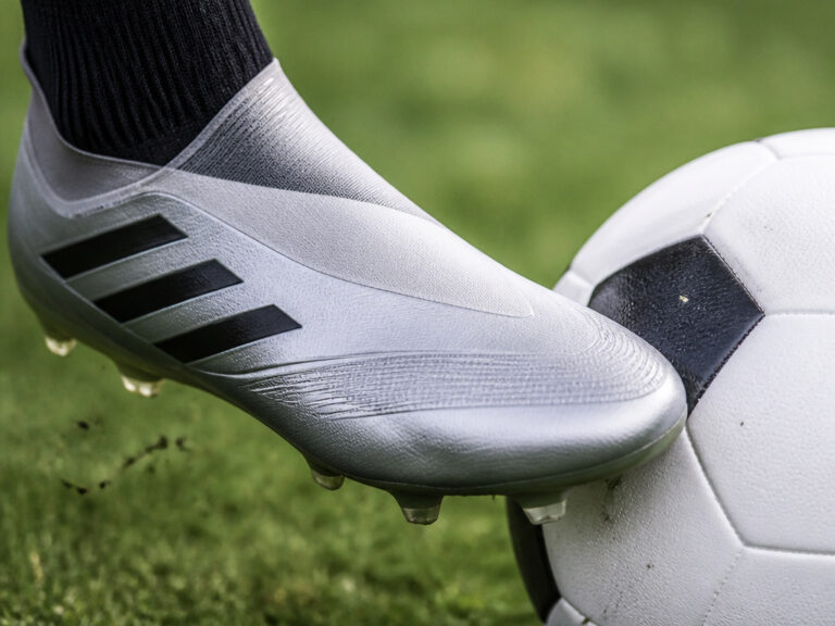 Laceless Football Boots Pros and Cons: How to Choose
