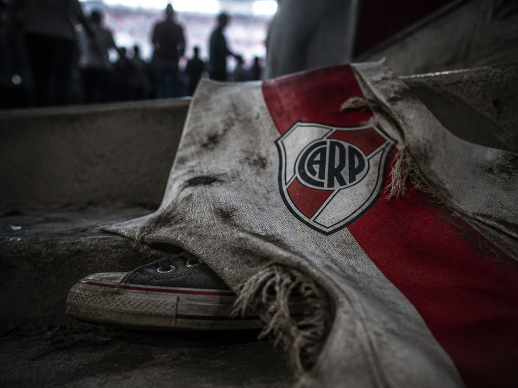 Memorial depiction of the 1968 Gate 12 tragedy at a Superclásico match.